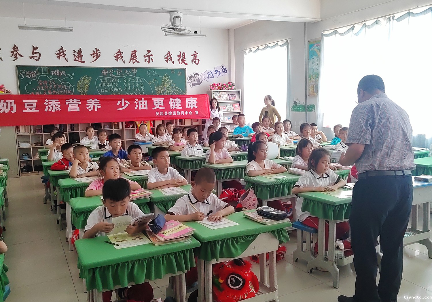 吴起县疾病预防控制中心+ 中心主任给学生们讲解奶豆添营养 少油更健康.jpg 吴起县疾病预防控制中心+ 中心主任给学生们讲解奶豆添营养 少油更健康.jpg