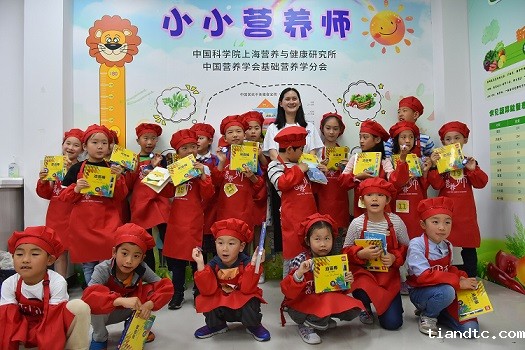 图四 “小小营养师”科普教育品牌活动及自制科普海报宣传.jpg 图四 “小小营养师”科普教育品牌活动及自制科普海报宣传.jpg