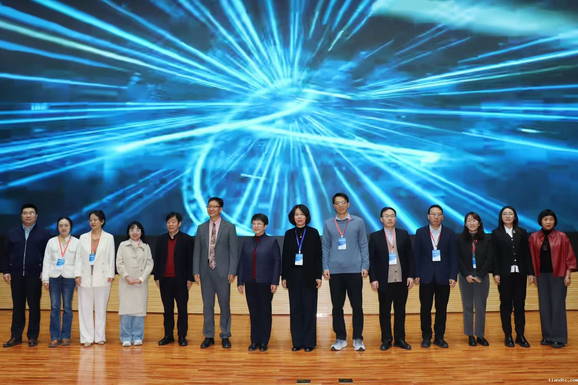 图4-会议专家合影.jpg 图4-会议专家合影.jpg