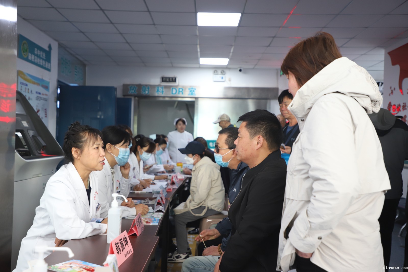 5.11中化二建集团医院 多学科联合义诊.JPG