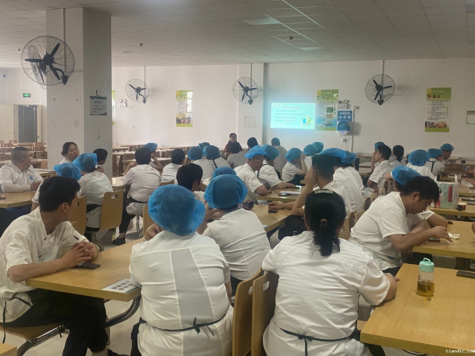 2024.5.15 临汾市人民医院餐厅员工少油少盐营养知识培训 武恩翠 陈小梅 (1).jpg