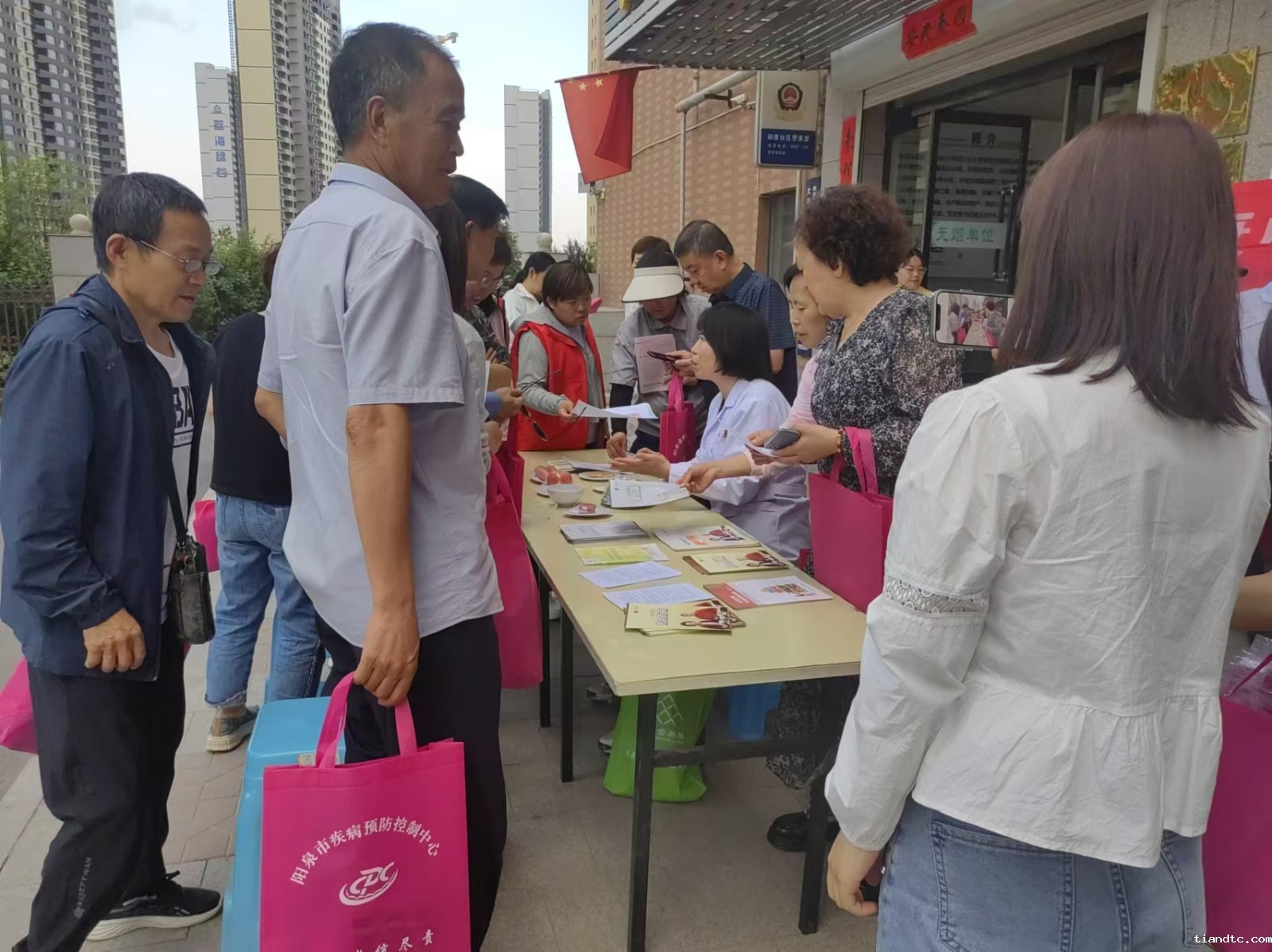 时间2024年5月16日下午 地点御康社区党群服务中心  人物阳泉三院营养科与市疾控中学工作人员 事件科普宣传义诊 (3).jpg