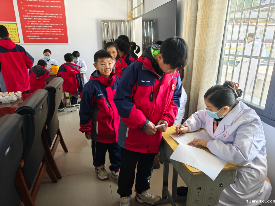 图片4-当地医护人员配合完成生物样本采集工作.png