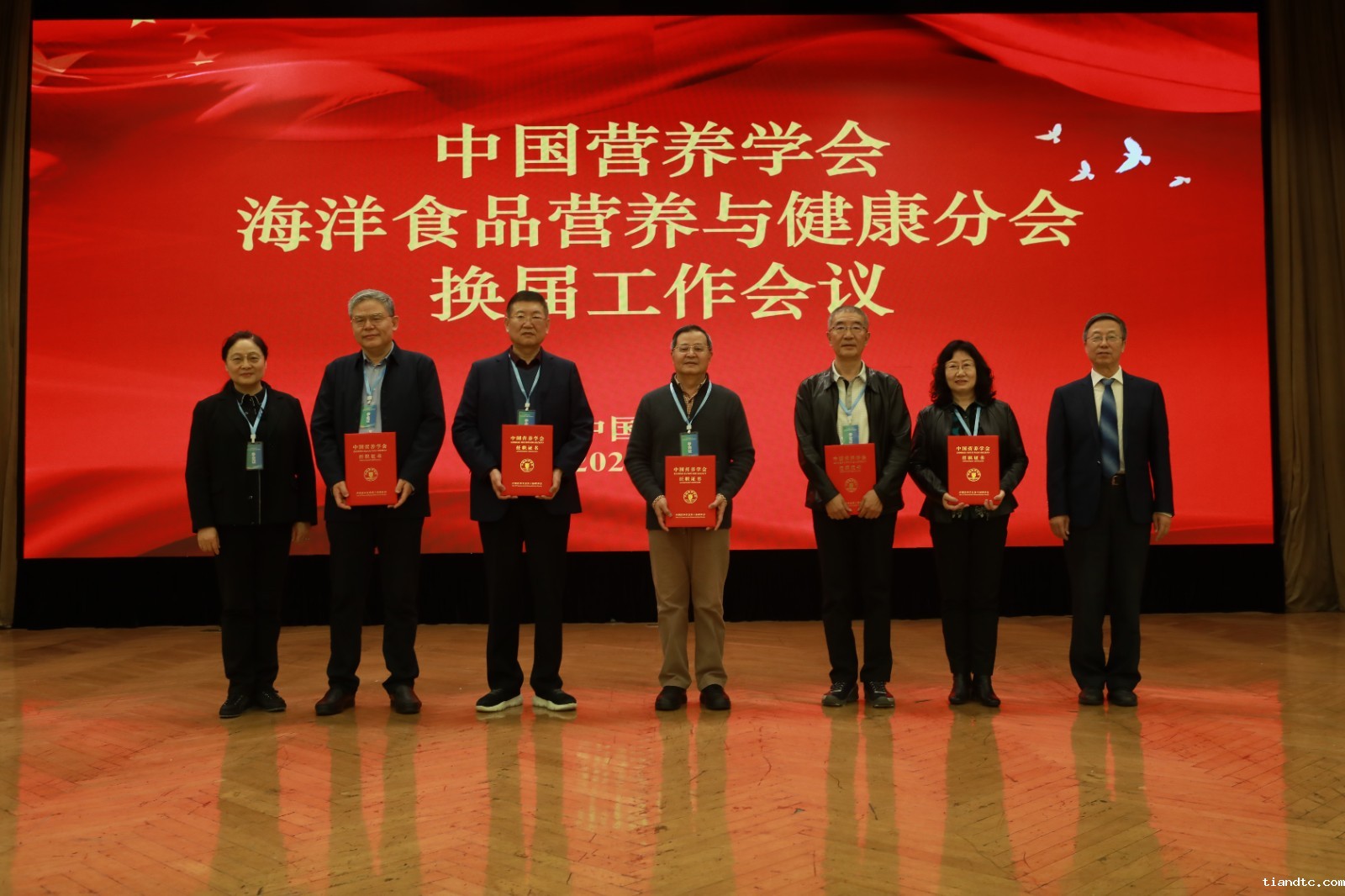 4-选举产生新一届副主任委员.JPG